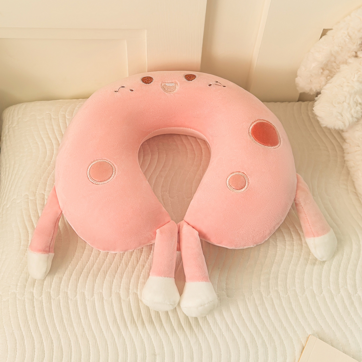 91家纺网 家纺一手货源 找家纺 云熙枕业 2025新款婴儿绒U型记忆棉便携午睡护颈枕枕头枕芯 卡通U型枕-粉色