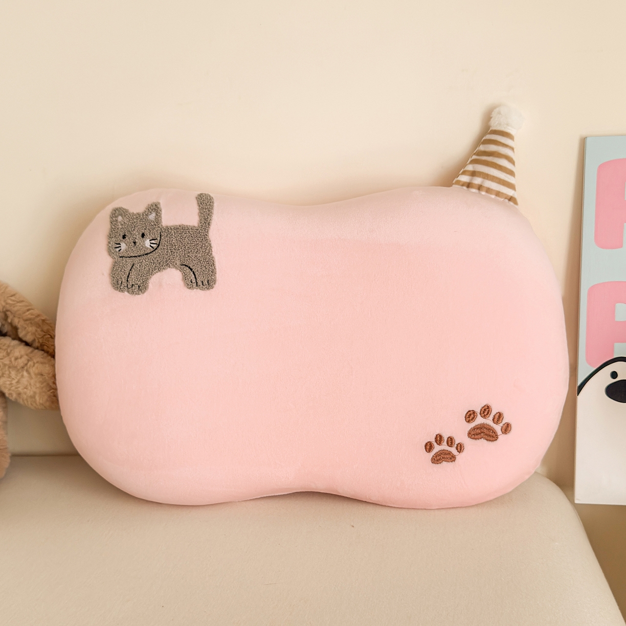 91家纺网 家纺一手货源 找家纺 云熙枕业 2025新款四面弹宝宝绒毛巾绣记忆棉猫肚枕枕头枕芯 猫肚枕-小猫浅粉