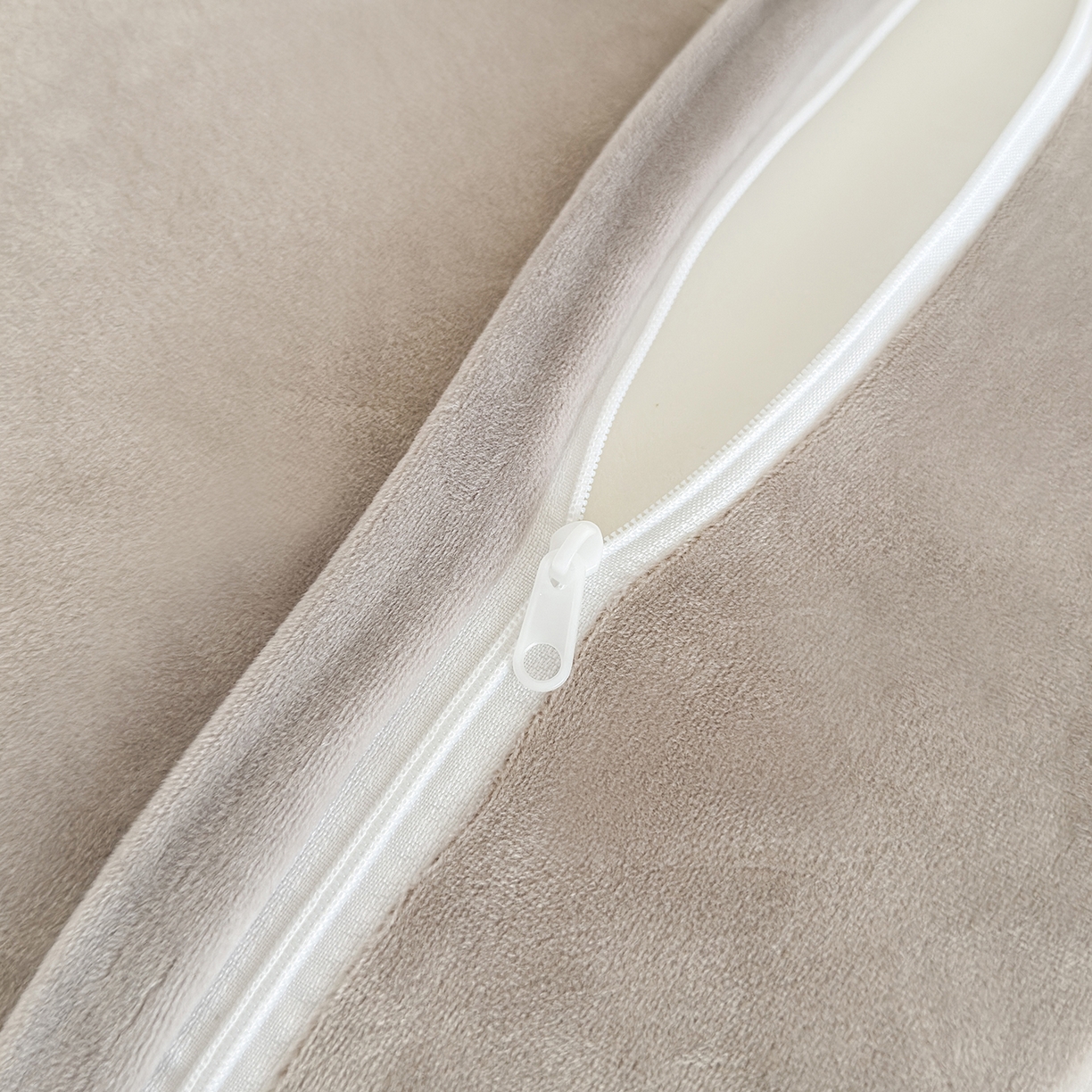 91家纺网 家纺一手货源 找家纺 云熙枕业 2025新款四面弹宝宝绒毛巾绣记忆棉猫肚枕枕头枕芯 猫肚枕-长颈鹿灰