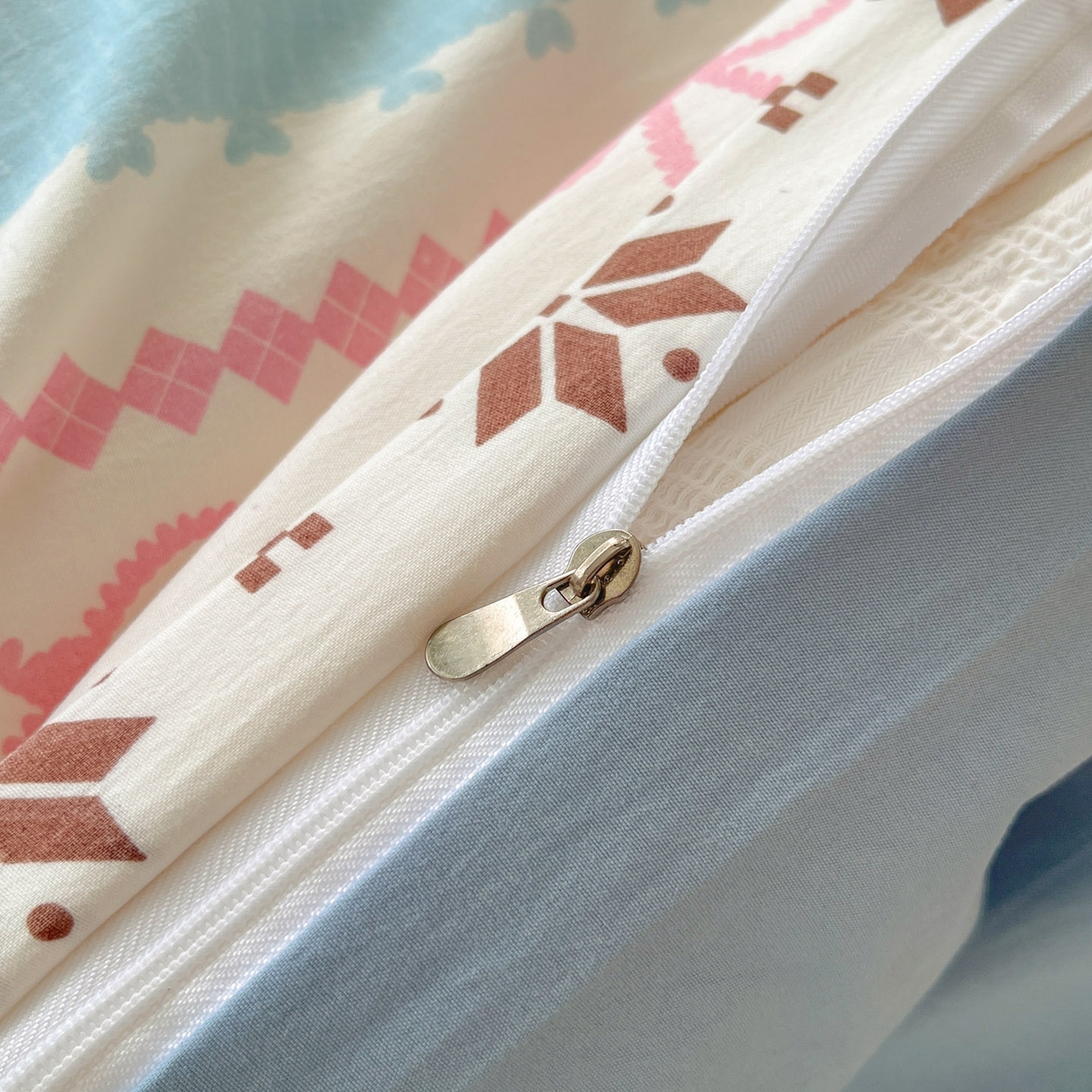 91家纺网 家纺一手货源 找家纺 优承佳生活馆 2026新款洛丽塔风水洗印花四件套学生三件套单被套系列 排队汪汪