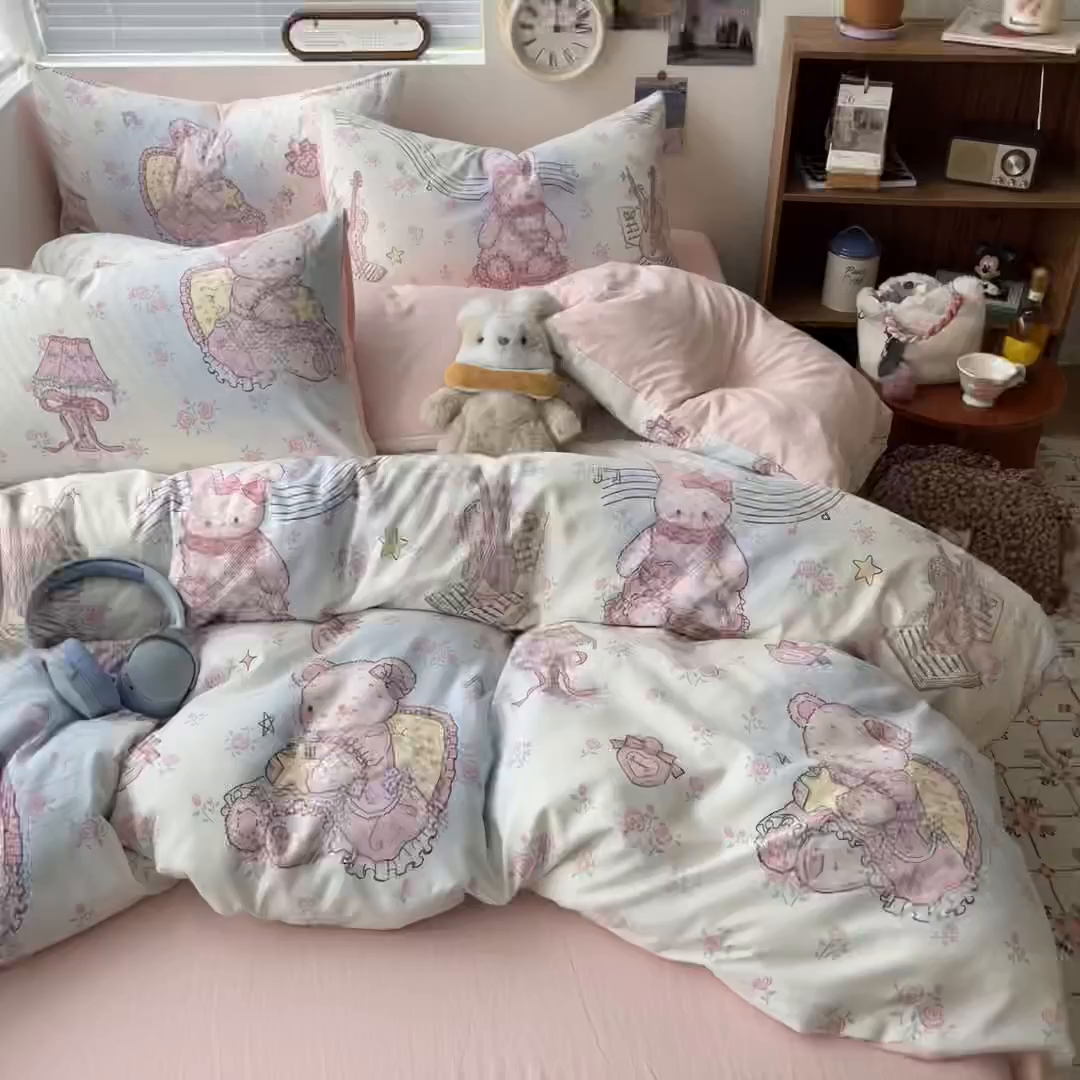 91家纺网 家纺一手货源 找家纺 优承佳生活馆 2026新款洛丽塔风水洗印花四件套学生三件套单被套系列 休闲小熊