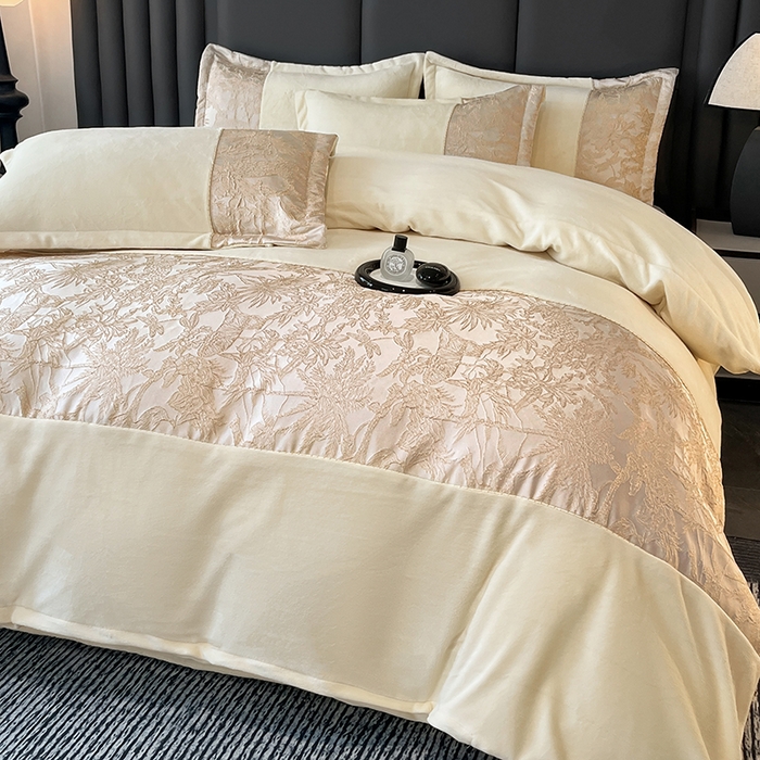 91家纺网 家纺一手货源 找家纺 富宁家纺 2025新款立体雕花牛奶绒绣花四件套-洛卡玫瑰系列 洛卡白