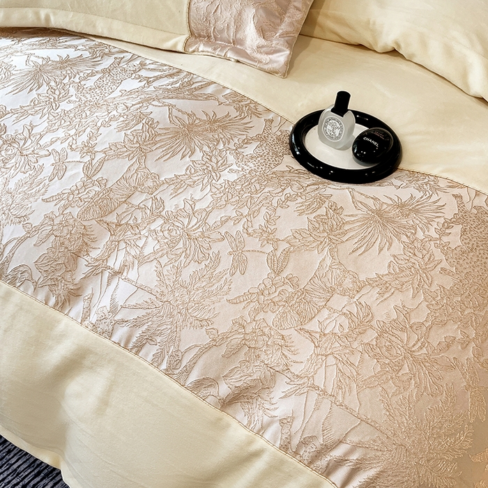 91家纺网 家纺一手货源 找家纺 富宁家纺 2025新款立体雕花牛奶绒绣花四件套-洛卡玫瑰系列 洛卡白