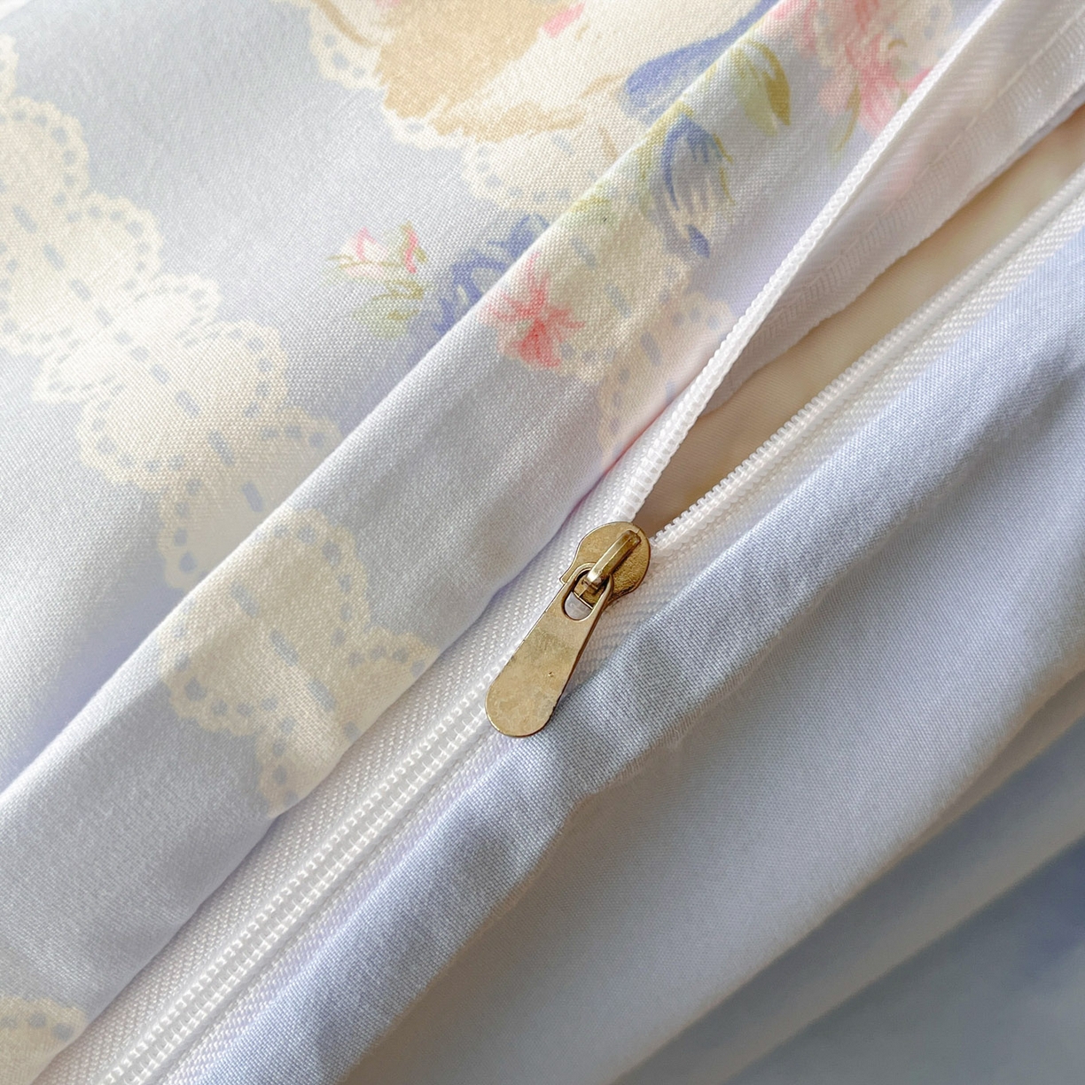 91家纺网 家纺一手货源 找家纺 优承佳生活馆 2026新款洛丽塔风水洗印花四件套学生三件套单被套系列 优雅小猫