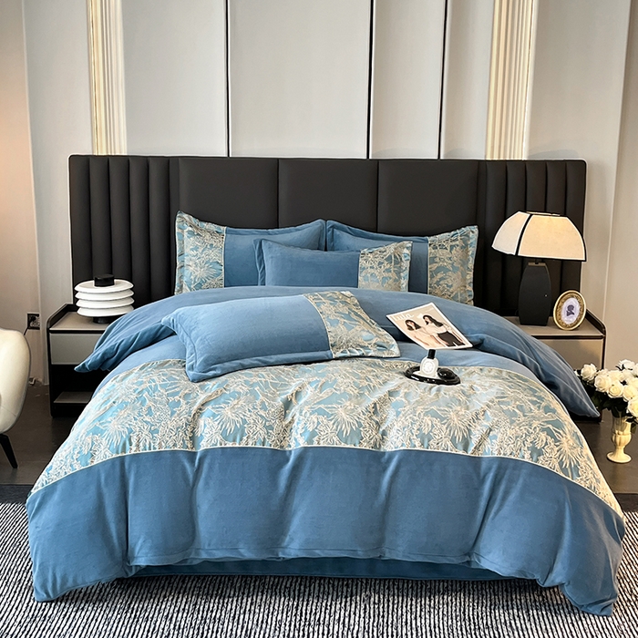 91家纺网 家纺一手货源 找家纺 富宁家纺 2025新款立体雕花牛奶绒绣花四件套-洛卡玫瑰系列 洛卡蓝