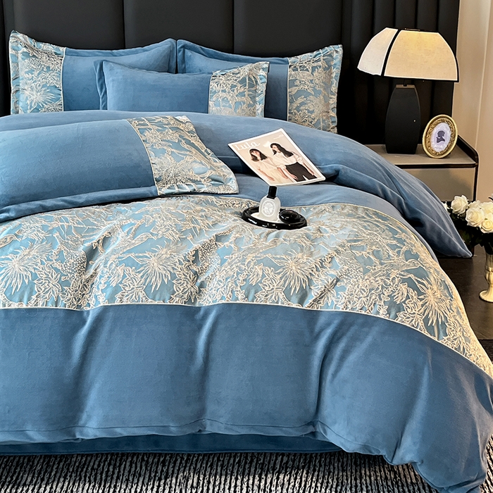 91家纺网 家纺一手货源 找家纺 富宁家纺 2025新款立体雕花牛奶绒绣花四件套-洛卡玫瑰系列 洛卡蓝