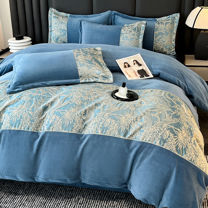 91家纺网 家纺一手货源 找家纺 富宁家纺 2025新款立体雕花牛奶绒绣花四件套-洛卡玫瑰系列 洛卡蓝