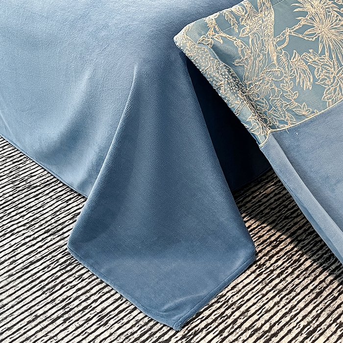 91家纺网 家纺一手货源 找家纺 富宁家纺 2025新款立体雕花牛奶绒绣花四件套-洛卡玫瑰系列 洛卡蓝