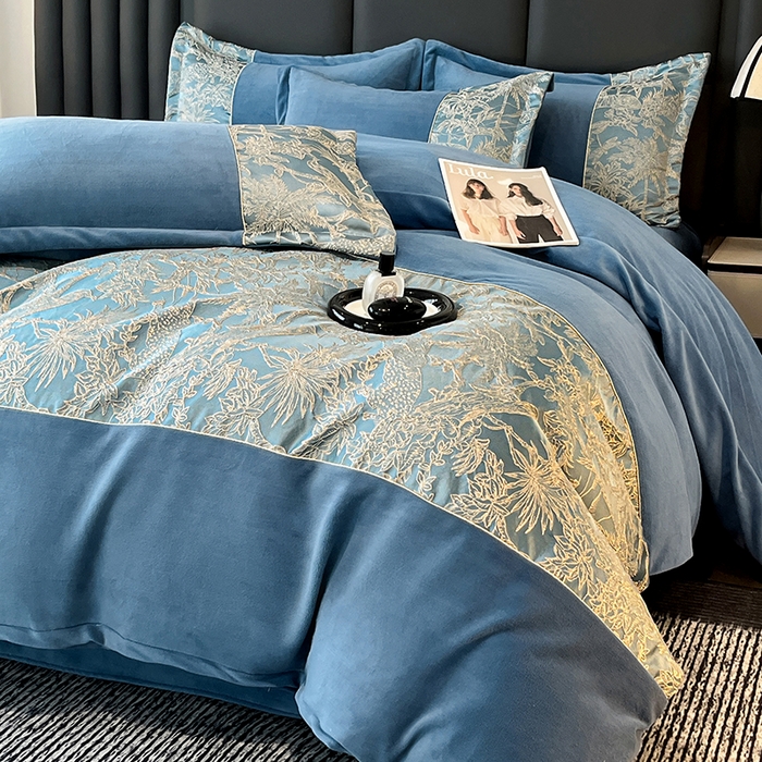 91家纺网 家纺一手货源 找家纺 富宁家纺 2025新款立体雕花牛奶绒绣花四件套-洛卡玫瑰系列 洛卡蓝