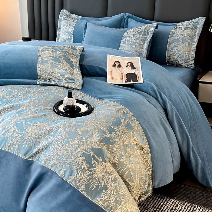 91家纺网 家纺一手货源 找家纺 富宁家纺 2025新款立体雕花牛奶绒绣花四件套-洛卡玫瑰系列 洛卡蓝