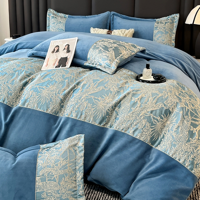 91家纺网 家纺一手货源 找家纺 富宁家纺 2025新款立体雕花牛奶绒绣花四件套-洛卡玫瑰系列 洛卡蓝