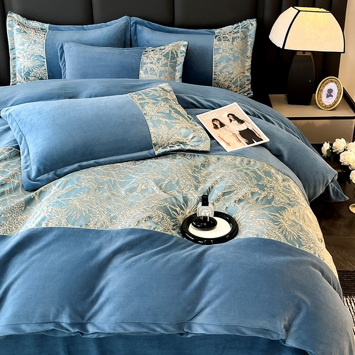 91家纺网 家纺一手货源 找家纺 富宁家纺 2025新款立体雕花牛奶绒绣花四件套-洛卡玫瑰系列 洛卡蓝