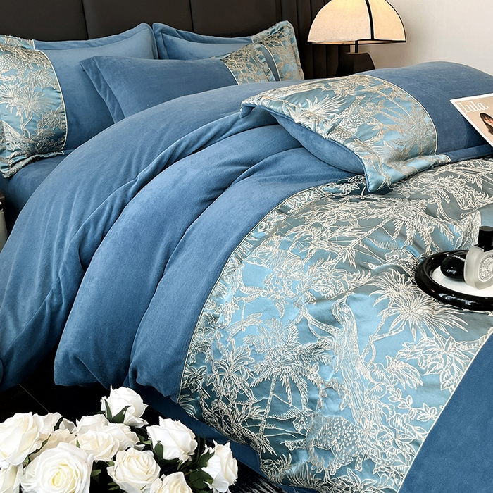 91家纺网 家纺一手货源 找家纺 富宁家纺 2025新款立体雕花牛奶绒绣花四件套-洛卡玫瑰系列 洛卡蓝