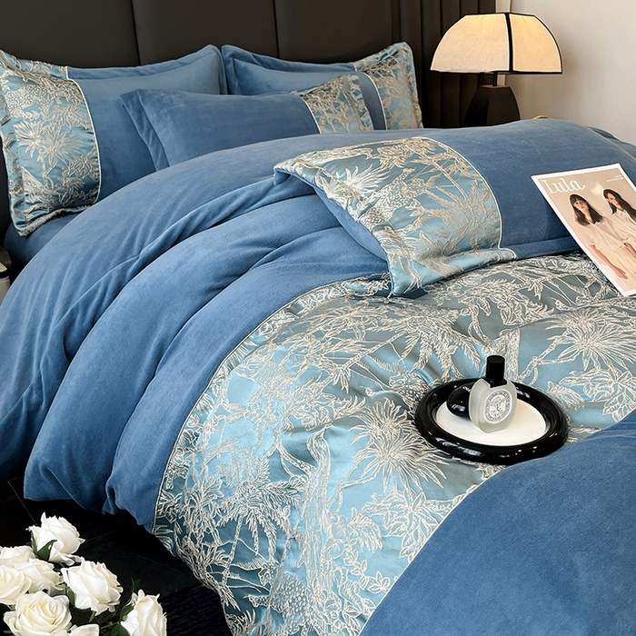 91家纺网 家纺一手货源 找家纺 富宁家纺 2025新款立体雕花牛奶绒绣花四件套-洛卡玫瑰系列 洛卡蓝