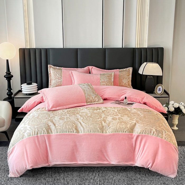 91家纺网 家纺一手货源 找家纺 富宁家纺 2025新款立体雕花牛奶绒绣花四件套-洛卡玫瑰系列 玫瑰粉