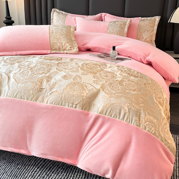 91家纺网 家纺一手货源 找家纺 富宁家纺 2025新款立体雕花牛奶绒绣花四件套-洛卡玫瑰系列 玫瑰粉
