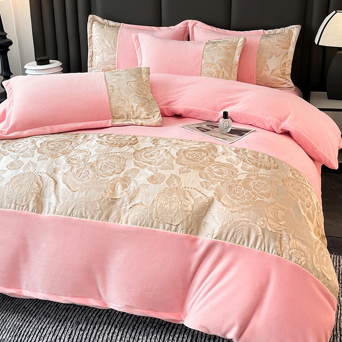 91家纺网 家纺一手货源 找家纺 富宁家纺 2025新款立体雕花牛奶绒绣花四件套-洛卡玫瑰系列 玫瑰粉