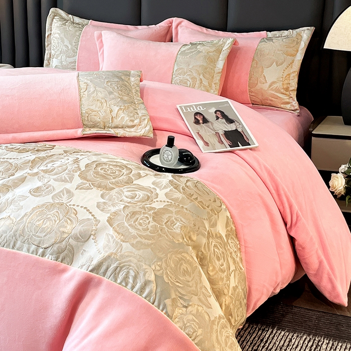 91家纺网 家纺一手货源 找家纺 富宁家纺 2025新款立体雕花牛奶绒绣花四件套-洛卡玫瑰系列 玫瑰粉