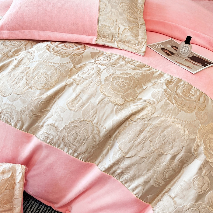 91家纺网 家纺一手货源 找家纺 富宁家纺 2025新款立体雕花牛奶绒绣花四件套-洛卡玫瑰系列 玫瑰粉