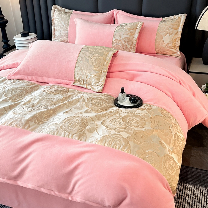 91家纺网 家纺一手货源 找家纺 富宁家纺 2025新款立体雕花牛奶绒绣花四件套-洛卡玫瑰系列 玫瑰粉