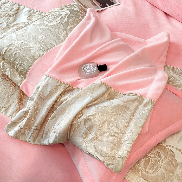 91家纺网 家纺一手货源 找家纺 富宁家纺 2025新款立体雕花牛奶绒绣花四件套-洛卡玫瑰系列 玫瑰粉