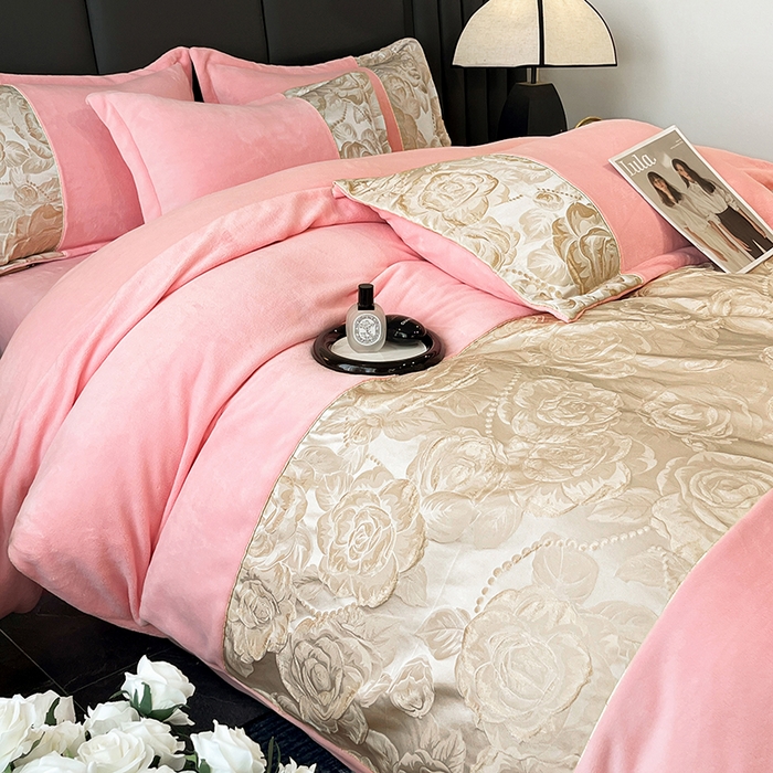 91家纺网 家纺一手货源 找家纺 富宁家纺 2025新款立体雕花牛奶绒绣花四件套-洛卡玫瑰系列 玫瑰粉