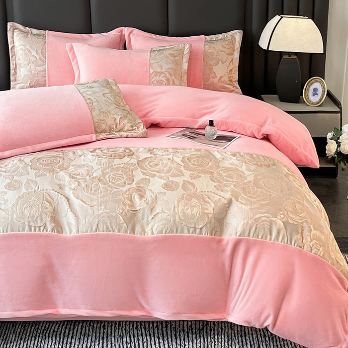 91家纺网 家纺一手货源 找家纺 富宁家纺 2025新款立体雕花牛奶绒绣花四件套-洛卡玫瑰系列 玫瑰粉