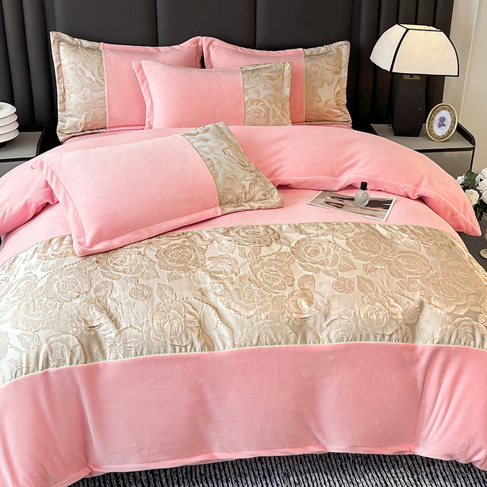 91家纺网 家纺一手货源 找家纺 富宁家纺 2025新款立体雕花牛奶绒绣花四件套-洛卡玫瑰系列 玫瑰粉