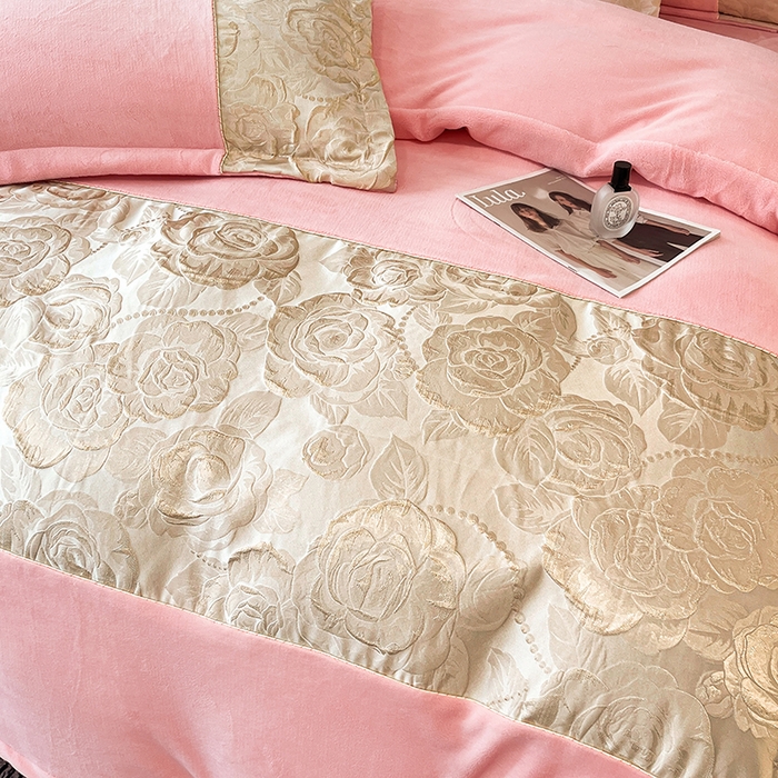 91家纺网 家纺一手货源 找家纺 富宁家纺 2025新款立体雕花牛奶绒绣花四件套-洛卡玫瑰系列 玫瑰粉
