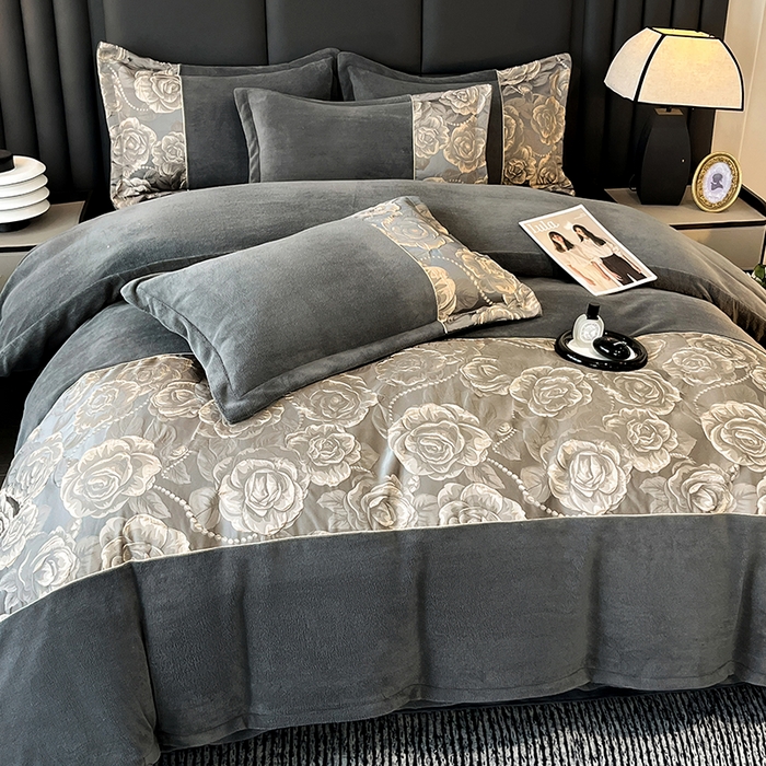 91家纺网 家纺一手货源 找家纺 富宁家纺 2025新款立体雕花牛奶绒绣花四件套-洛卡玫瑰系列 玫瑰灰