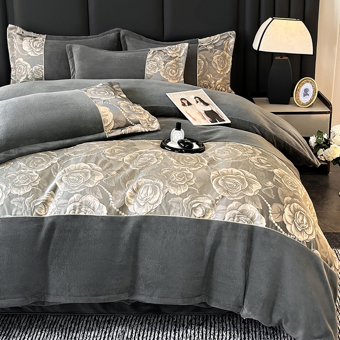 91家纺网 家纺一手货源 找家纺 富宁家纺 2025新款立体雕花牛奶绒绣花四件套-洛卡玫瑰系列 玫瑰灰