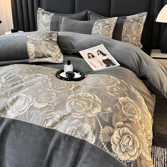 91家纺网 家纺一手货源 找家纺 富宁家纺 2025新款立体雕花牛奶绒绣花四件套-洛卡玫瑰系列 玫瑰灰