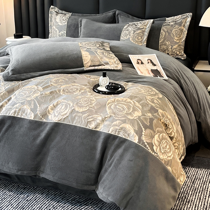 91家纺网 家纺一手货源 找家纺 富宁家纺 2025新款立体雕花牛奶绒绣花四件套-洛卡玫瑰系列 玫瑰灰