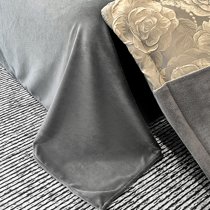 91家纺网 家纺一手货源 找家纺 富宁家纺 2025新款立体雕花牛奶绒绣花四件套-洛卡玫瑰系列 玫瑰灰