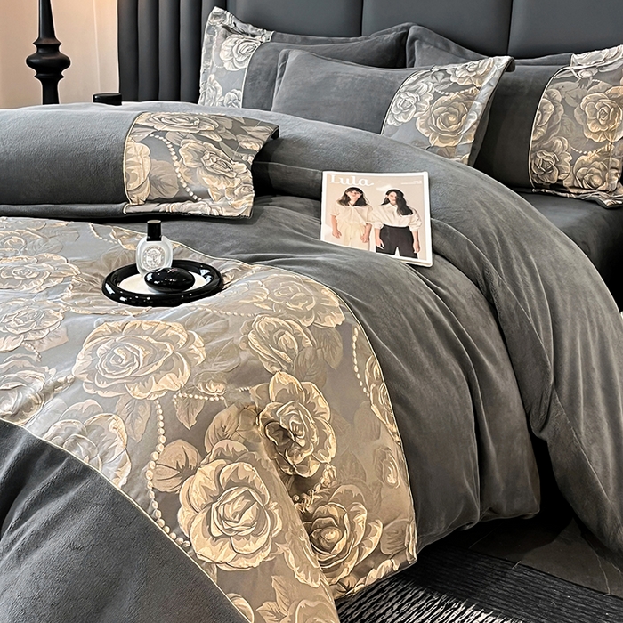 91家纺网 家纺一手货源 找家纺 富宁家纺 2025新款立体雕花牛奶绒绣花四件套-洛卡玫瑰系列 玫瑰灰