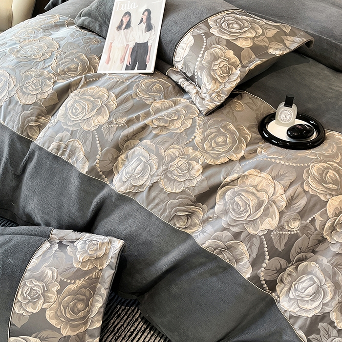 91家纺网 家纺一手货源 找家纺 富宁家纺 2025新款立体雕花牛奶绒绣花四件套-洛卡玫瑰系列 玫瑰灰