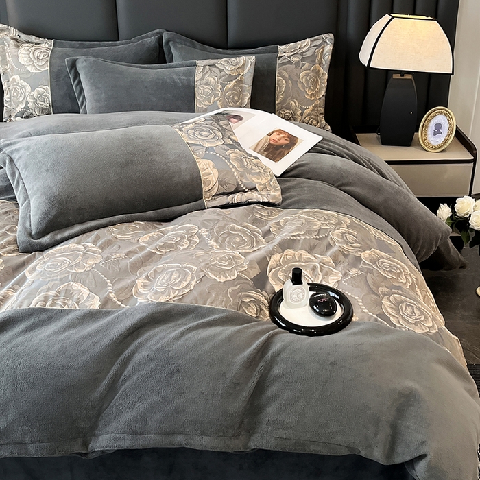 91家纺网 家纺一手货源 找家纺 富宁家纺 2025新款立体雕花牛奶绒绣花四件套-洛卡玫瑰系列 玫瑰灰