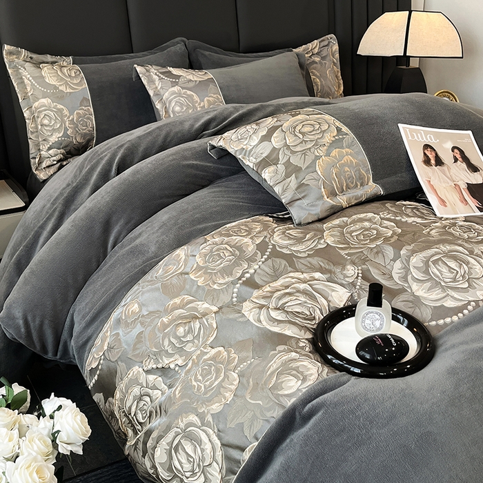 91家纺网 家纺一手货源 找家纺 富宁家纺 2025新款立体雕花牛奶绒绣花四件套-洛卡玫瑰系列 玫瑰灰