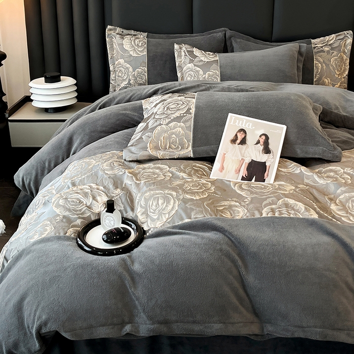 91家纺网 家纺一手货源 找家纺 富宁家纺 2025新款立体雕花牛奶绒绣花四件套-洛卡玫瑰系列 玫瑰灰