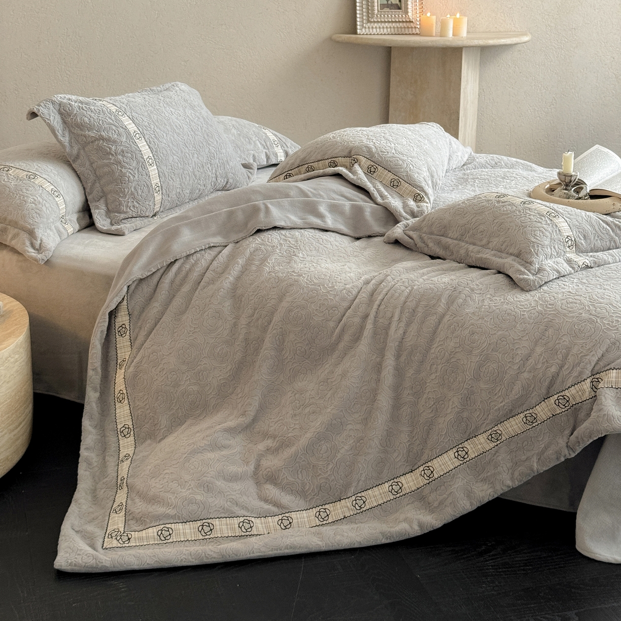 91家纺网 家纺一手货源 找家纺 凯儿家纺 2025新款全消光牛奶绒法式公主风花边工艺款四件套-赫本 赫本-灰