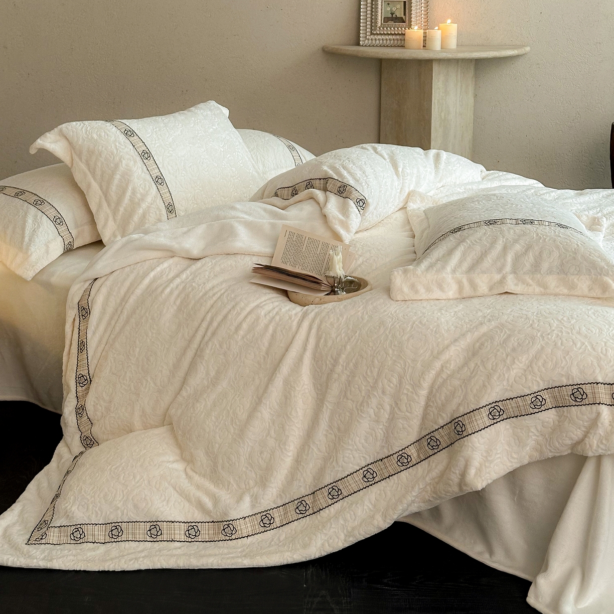 91家纺网 家纺一手货源 找家纺 凯儿家纺 2025新款全消光牛奶绒法式公主风花边工艺款四件套-赫本 赫本-米