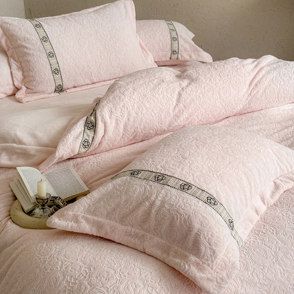 91家纺网 家纺一手货源 找家纺 （总）凯儿家纺 2025新款全消光牛奶绒法式公主风花边工艺款四件套-赫本