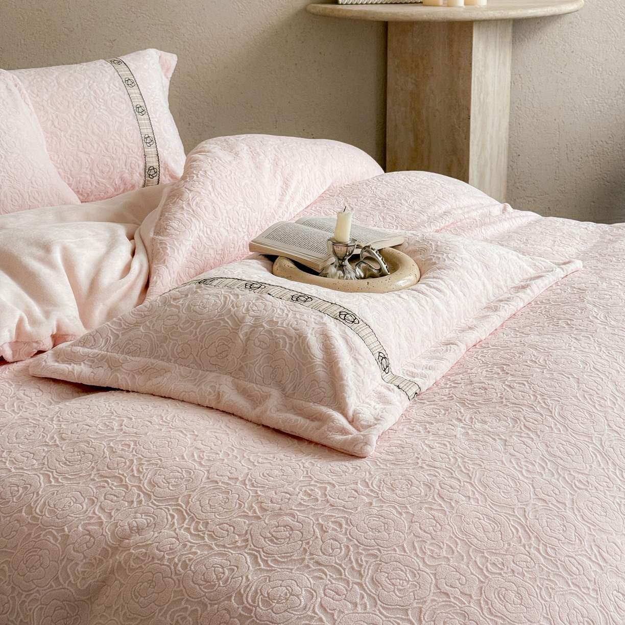 91家纺网 家纺一手货源 找家纺 （总）凯儿家纺 2025新款全消光牛奶绒法式公主风花边工艺款四件套-赫本