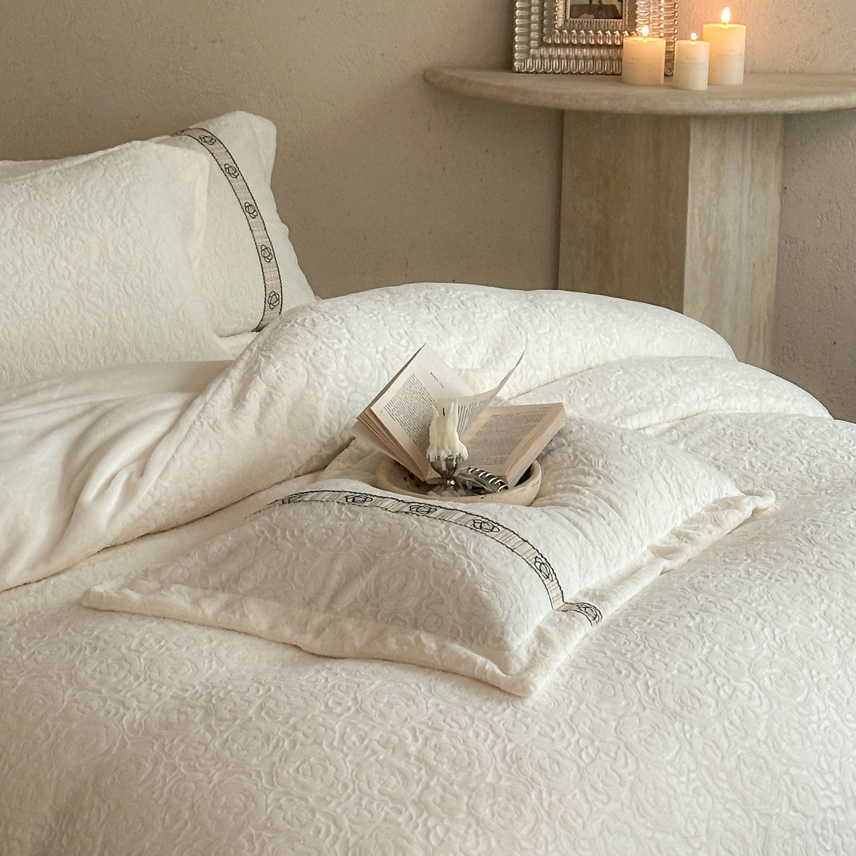 91家纺网 家纺一手货源 找家纺 凯儿家纺 2025新款全消光牛奶绒法式公主风花边工艺款四件套-赫本 赫本-米