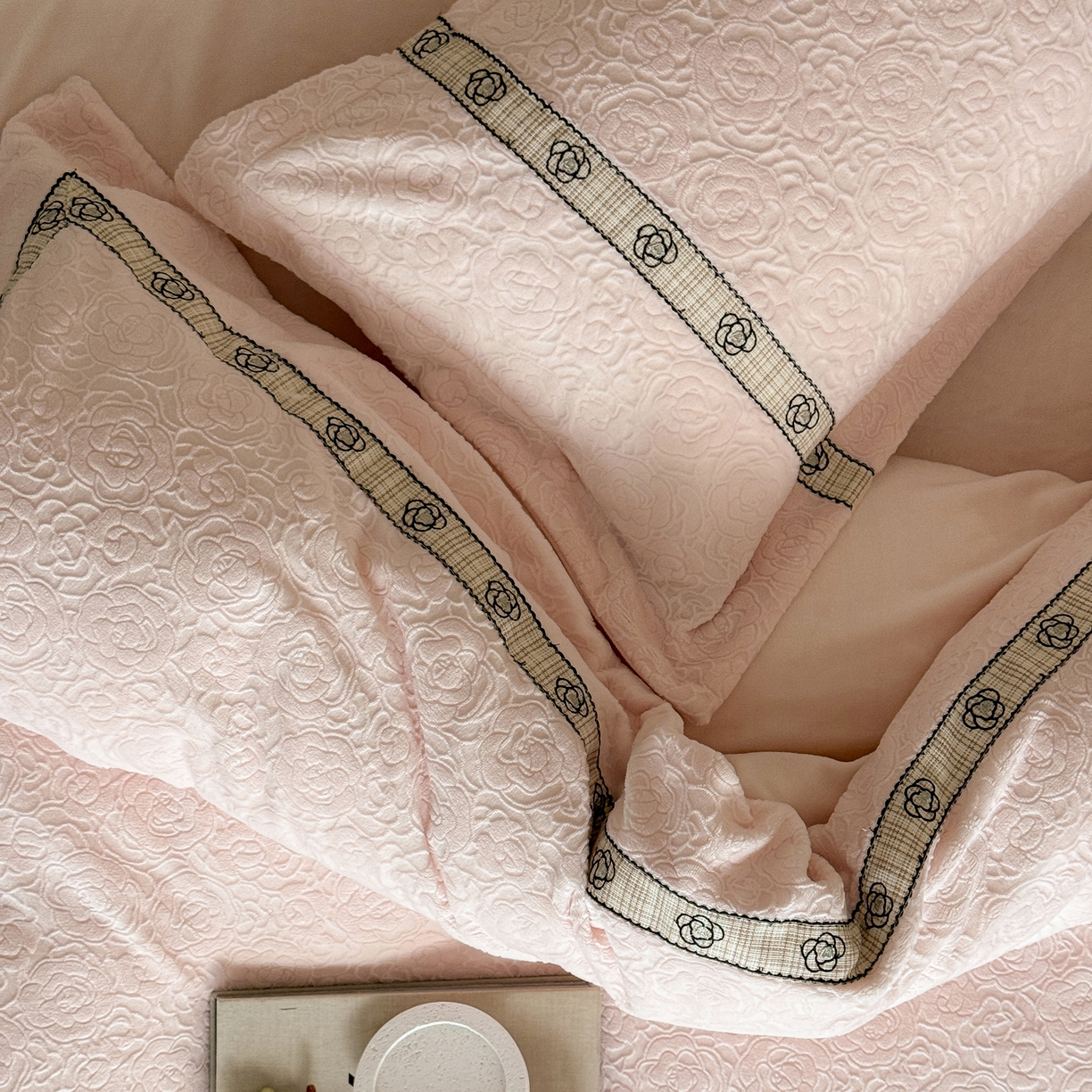 91家纺网 家纺一手货源 找家纺 （总）凯儿家纺 2025新款全消光牛奶绒法式公主风花边工艺款四件套-赫本