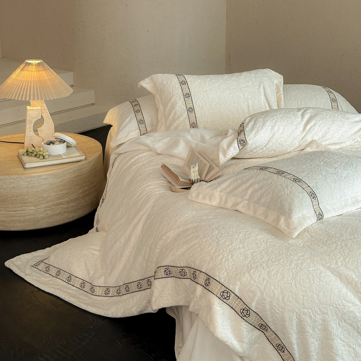 91家纺网 家纺一手货源 找家纺 凯儿家纺 2025新款全消光牛奶绒法式公主风花边工艺款四件套-赫本 赫本-米