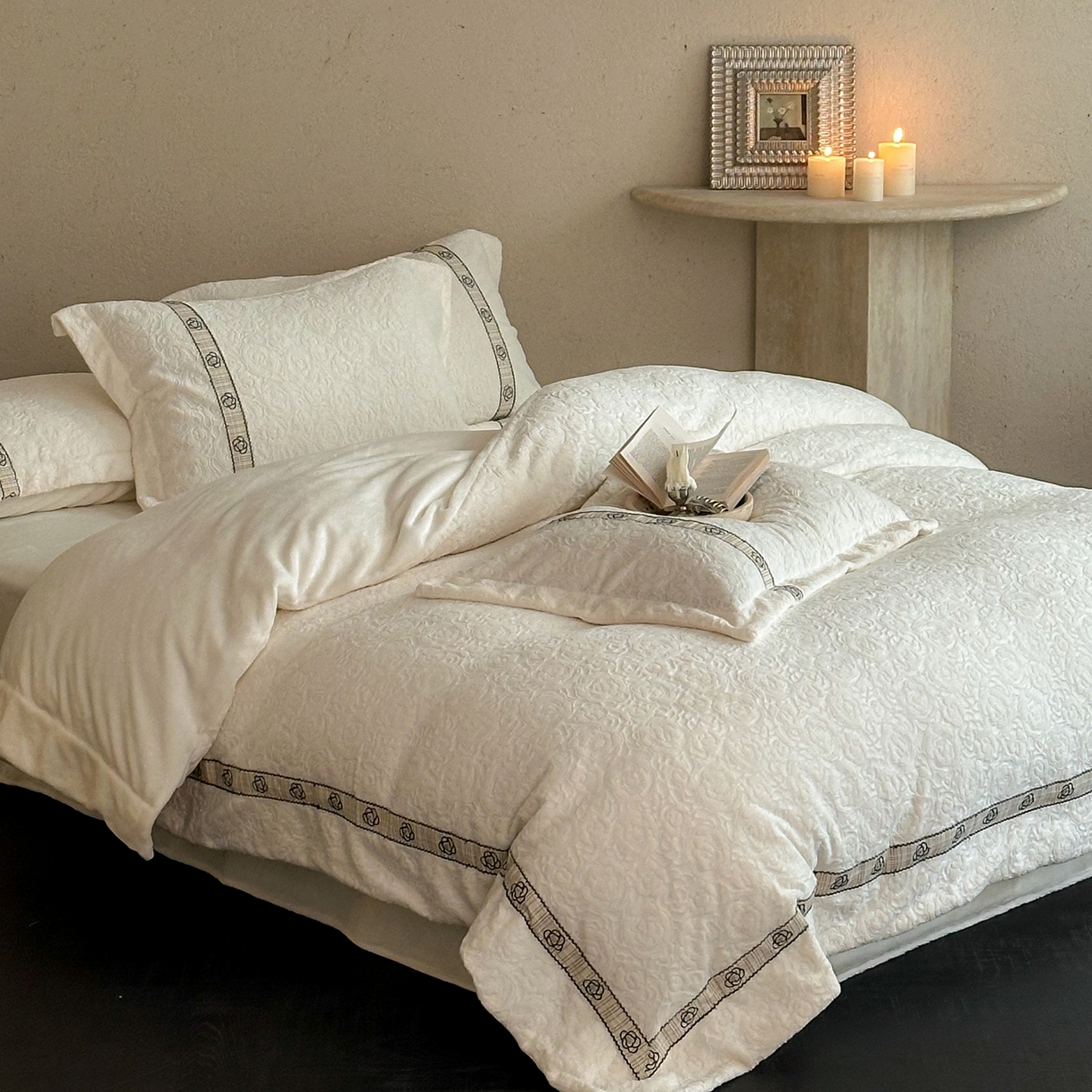 91家纺网 家纺一手货源 找家纺 凯儿家纺 2025新款全消光牛奶绒法式公主风花边工艺款四件套-赫本 赫本-米