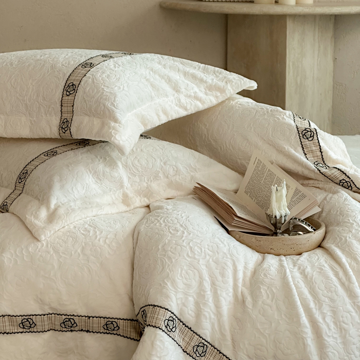 91家纺网 家纺一手货源 找家纺 凯儿家纺 2025新款全消光牛奶绒法式公主风花边工艺款四件套-赫本 赫本-米