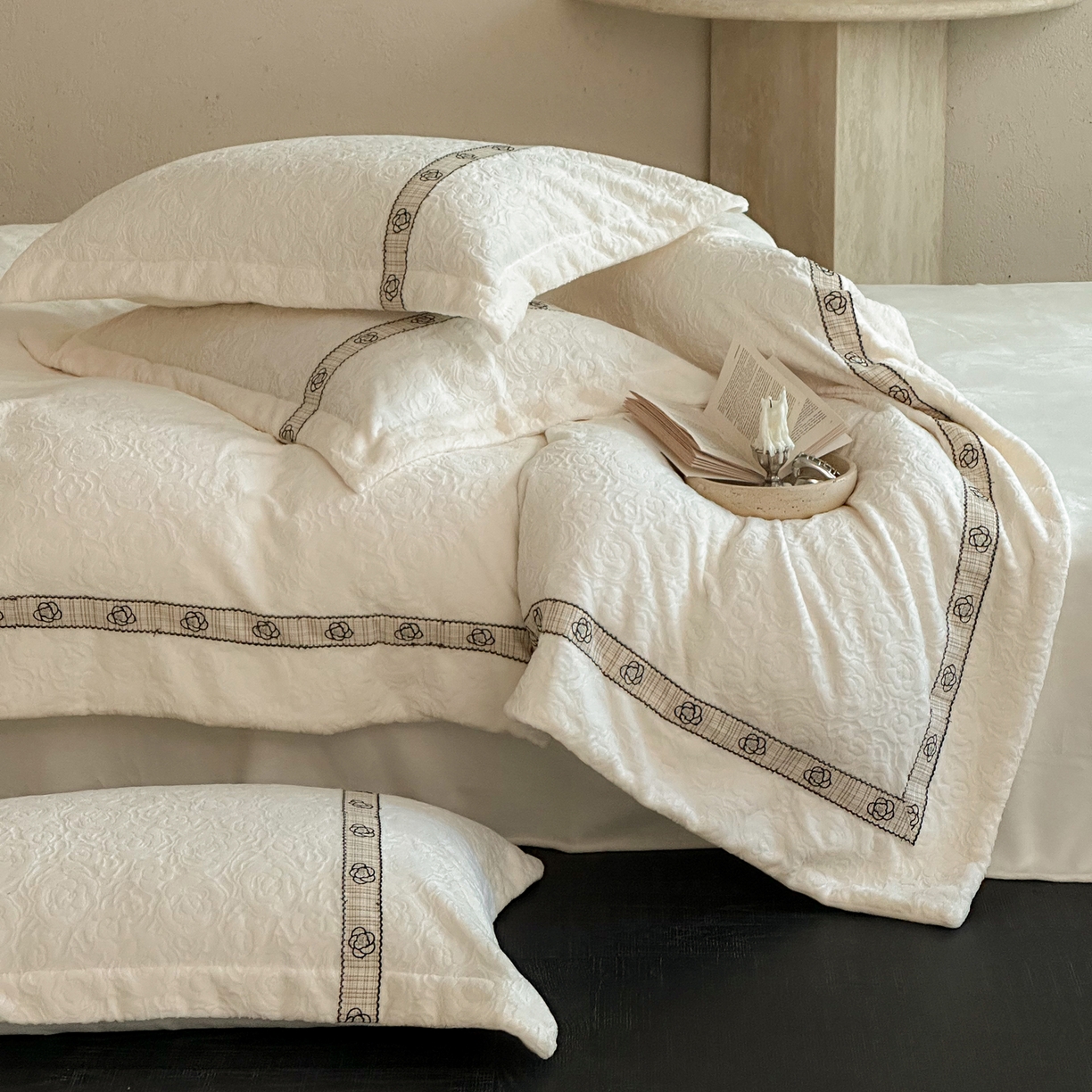 91家纺网 家纺一手货源 找家纺 凯儿家纺 2025新款全消光牛奶绒法式公主风花边工艺款四件套-赫本 赫本-米