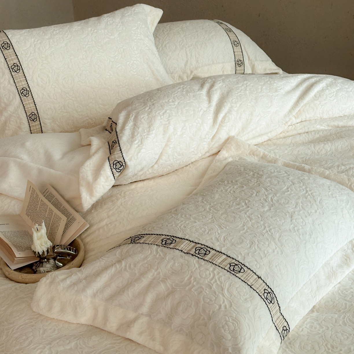 91家纺网 家纺一手货源 找家纺 凯儿家纺 2025新款全消光牛奶绒法式公主风花边工艺款四件套-赫本 赫本-米